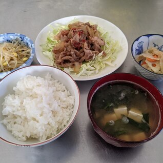 ご飯もキャベツももりもりすすむ豚のしょうが焼き